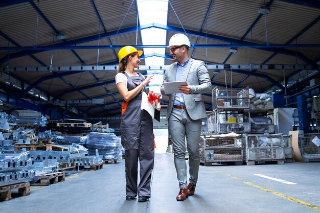 Conheça aplicações dos controles remotos industriais | Pessoas caminhando em indústria | Tecnomira